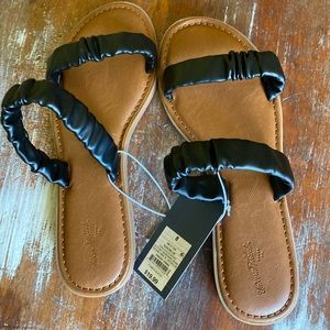 Black universal thread sandals